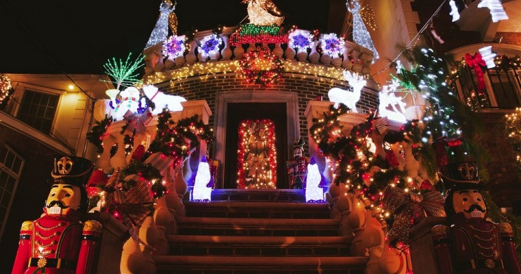 La magia del Natale nel quartiere newyorkese Dyker Heights