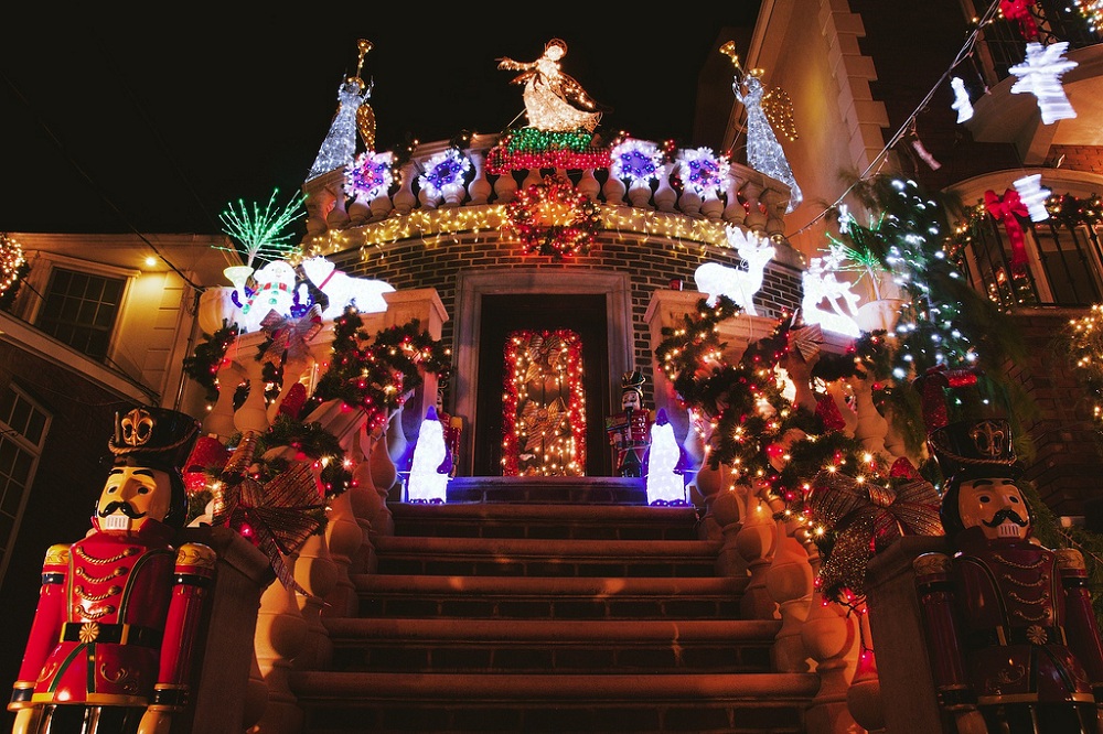 La magia del Natale nel quartiere newyorkese Dyker Heights