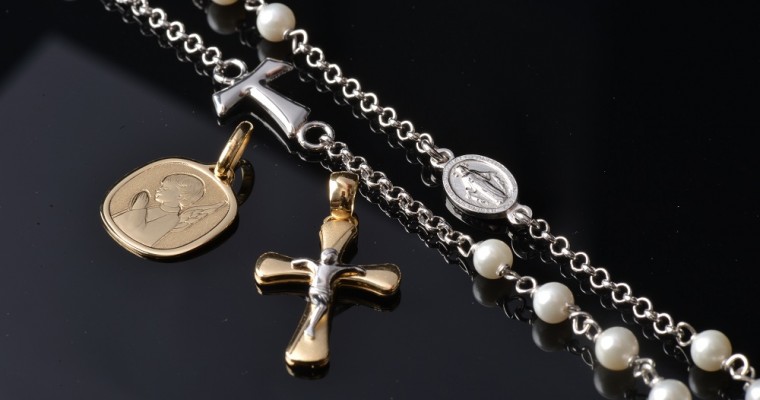 Unire eleganza e fede: alla scoperta dei gioielli Holyart