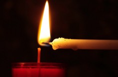 Accendere una candela in chiesa