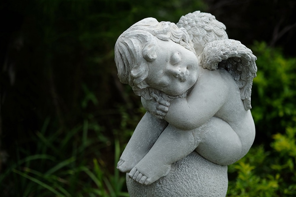 Angelo da giardino che dorme