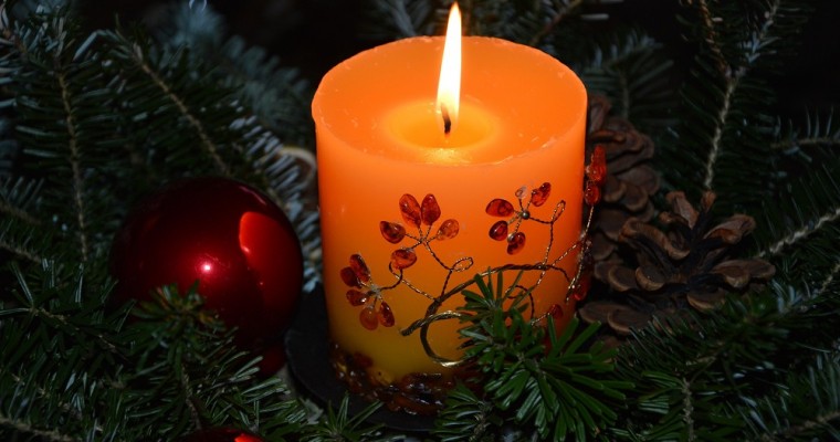 Composizioni natalizie con candele: 5 idee originali per la tua casa