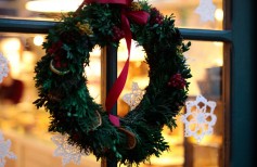 10 Decorazioni natalizie fai da te per finestre