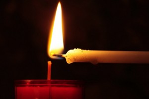 Vista frontale di lunghe candele bianche sulla luce funeraria