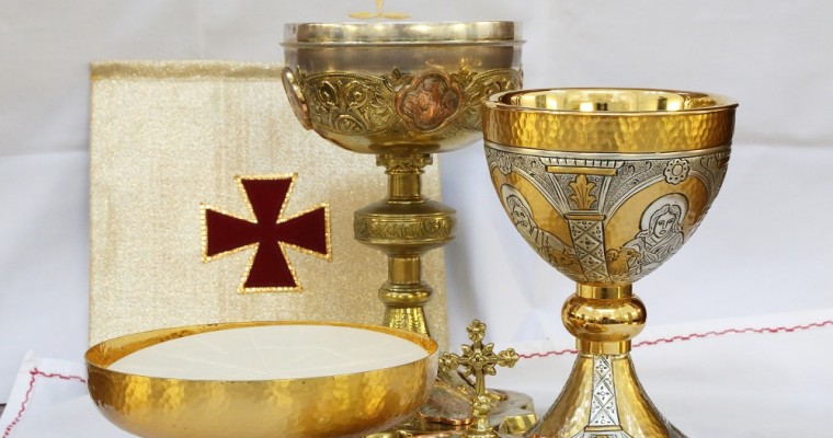 Metallo o olivo? Scopri calici, pissidi e patene Holyart
