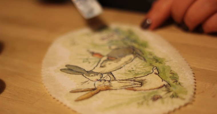 L’arte del decoupage su scatole di cartone