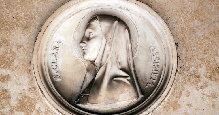 Santa Chiara, la santa che abbracciò la povertà sulle orme di San Francesco