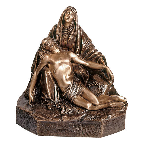 statua della pietà in metallo
