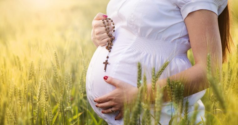La preghiera più amata dalle mamme in attesa e 5 idee regalo per loro