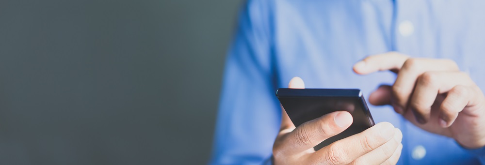 uomo con telefono