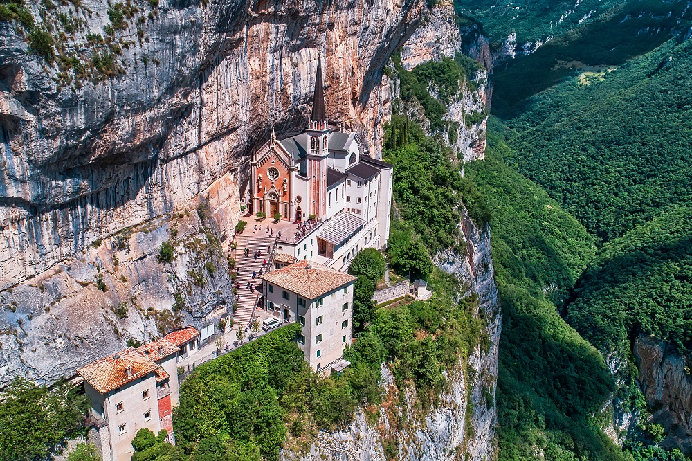 Il santuario della Madonna della Corona: suggestiva meta di pellegrinaggio