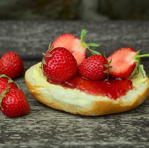 pane marmellata fragole