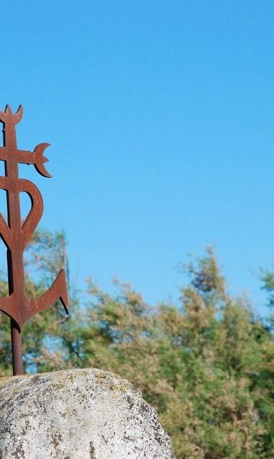 Croce della Camargue: la croce che riunisce i simboli delle virtù teologali