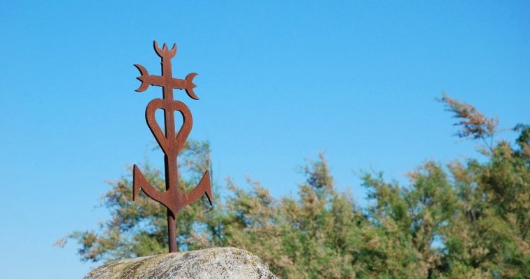 Croce della Camargue: la croce che riunisce i simboli delle virtù teologali