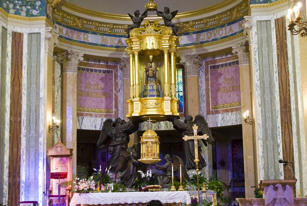 La Madonnina di Tindari: la Madonna nera e il suo santuario sul mare