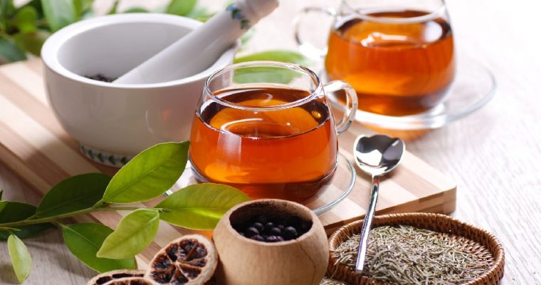 Integratori naturali e tisane per tornare in forma dopo le feste