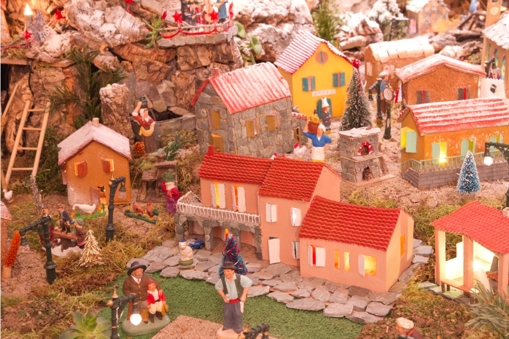 Presepe in cartone fai da te: una proposta facile e divertente