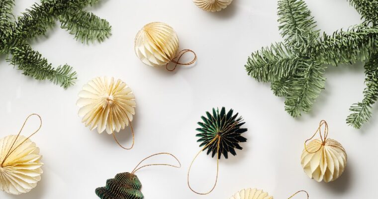 Decorazioni natalizie di carta per un albero di Natale ecologico