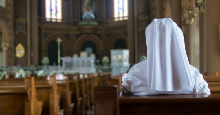 Che differenza c’è tra una suora e una monaca? Ruoli, voti e vita religiosa spiegati