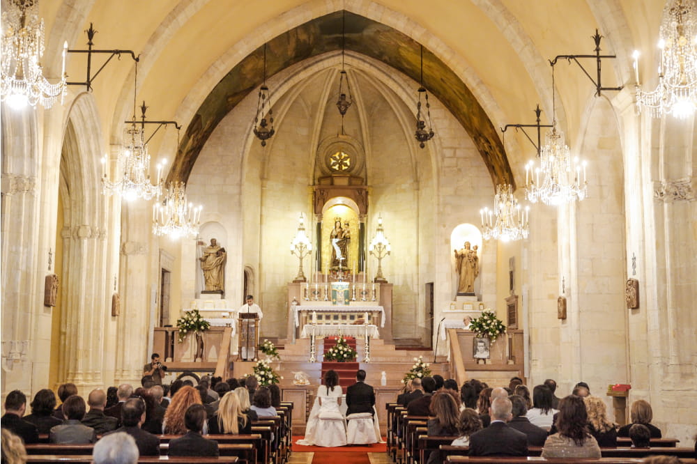interno del santuario della madonna di bonaria
